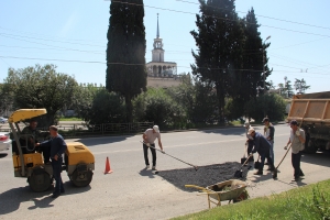 Ямочный ремонт дороги проводит ДРСУ столичной администрации