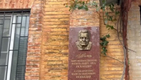 Мемориальная доска Ф.А. Искандеру отправлена на доработку
